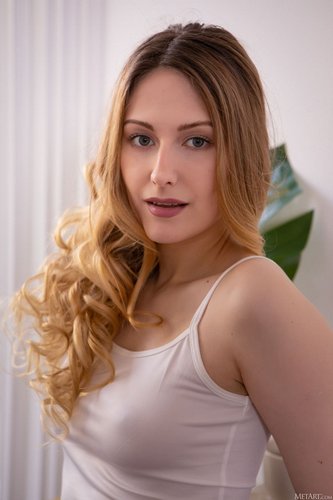 20-ти летняя модель светит обнаженным телом на диване